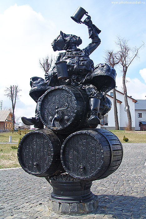Памятник пушкарю в Суздале