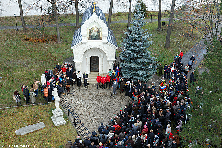 Выступление губернатора Орловой 4 ноября в Суздале в День народного единства фото митинга сверху