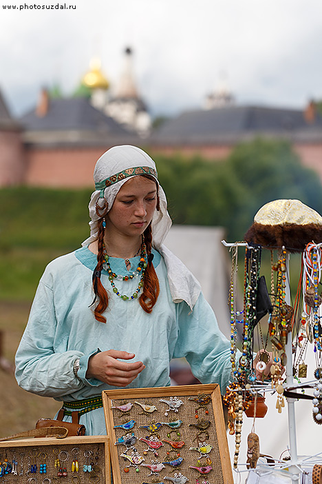 Торговля сувенирами на фестивале Суздаль стародавний