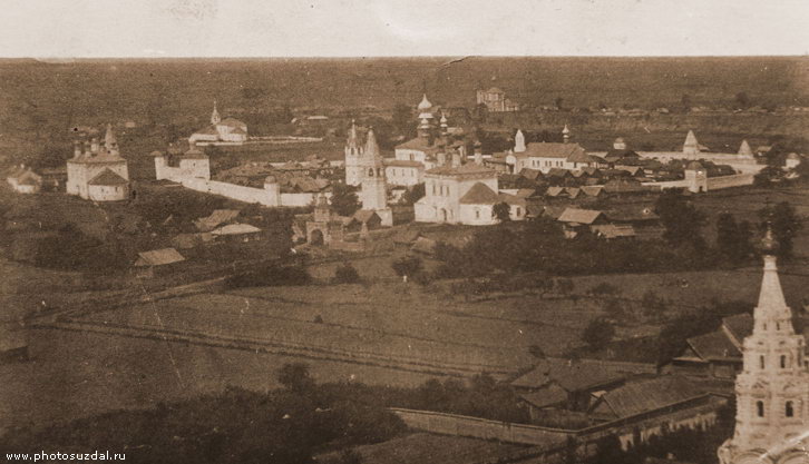 Вид на Александровский и Покровский монастыри Суздаля с Преподобенской колокольни