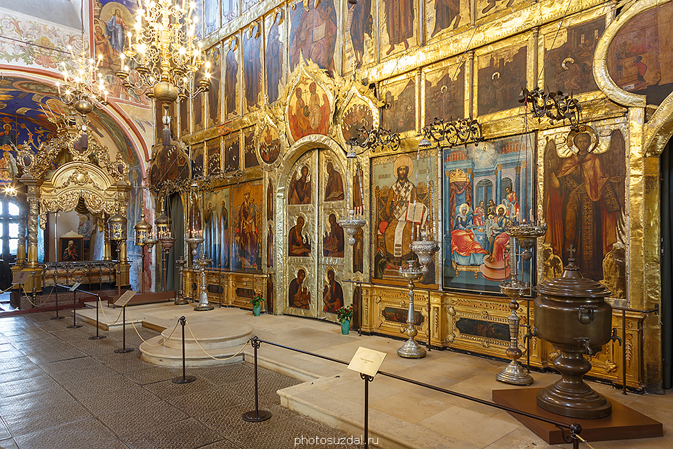 Фрагмент иконостаса и церковной утвари Рождественского собора в Суздале