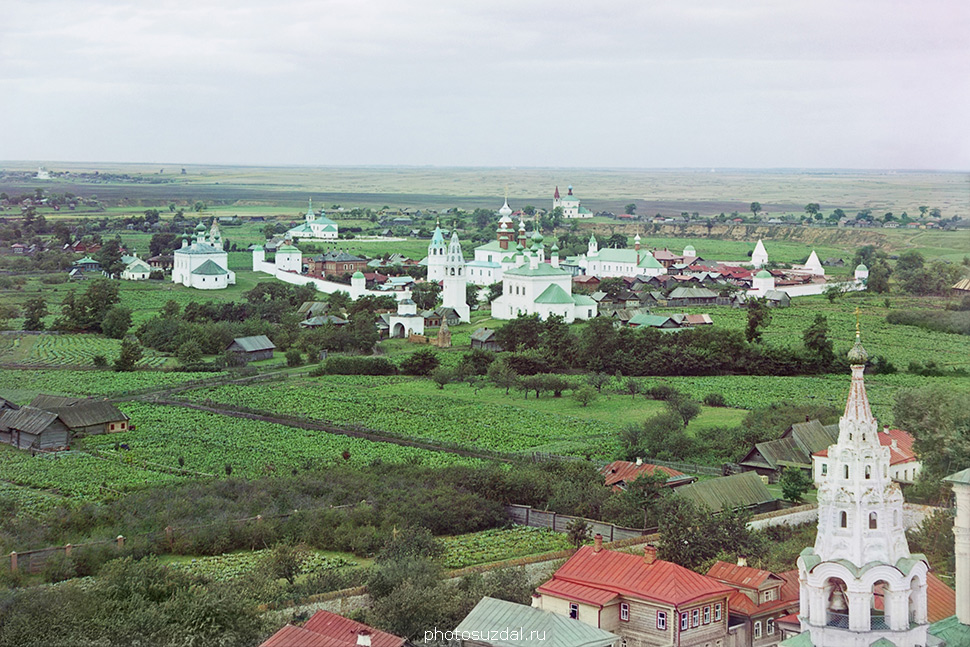 Вид на Александровский и Покровский монастыри Суздаля с Преподобенской колокольни на старой фотографии Прокудина-Горского