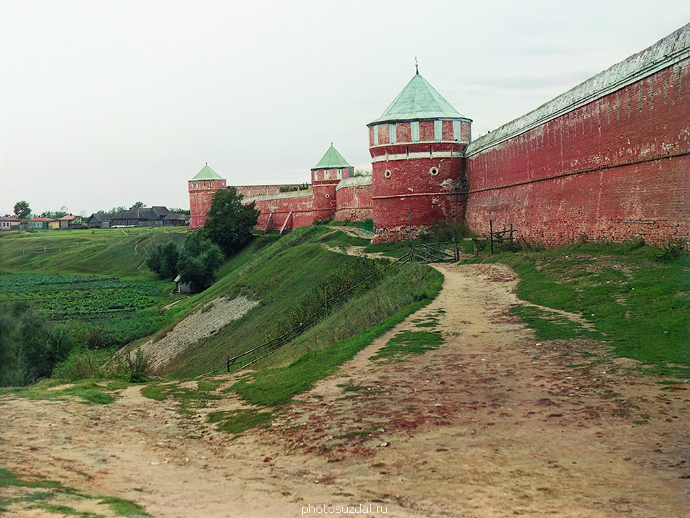 Стены и башни Спасо-Евфимиева монастыря на старой фотографии Прокудина-Горского