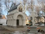 Крест и часовня-памятник на месте захоронения Дмитрия Пожарского