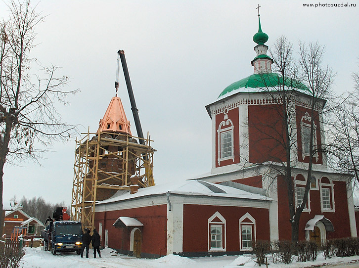 На колокольню Успенской церкви устанавливают шатер
