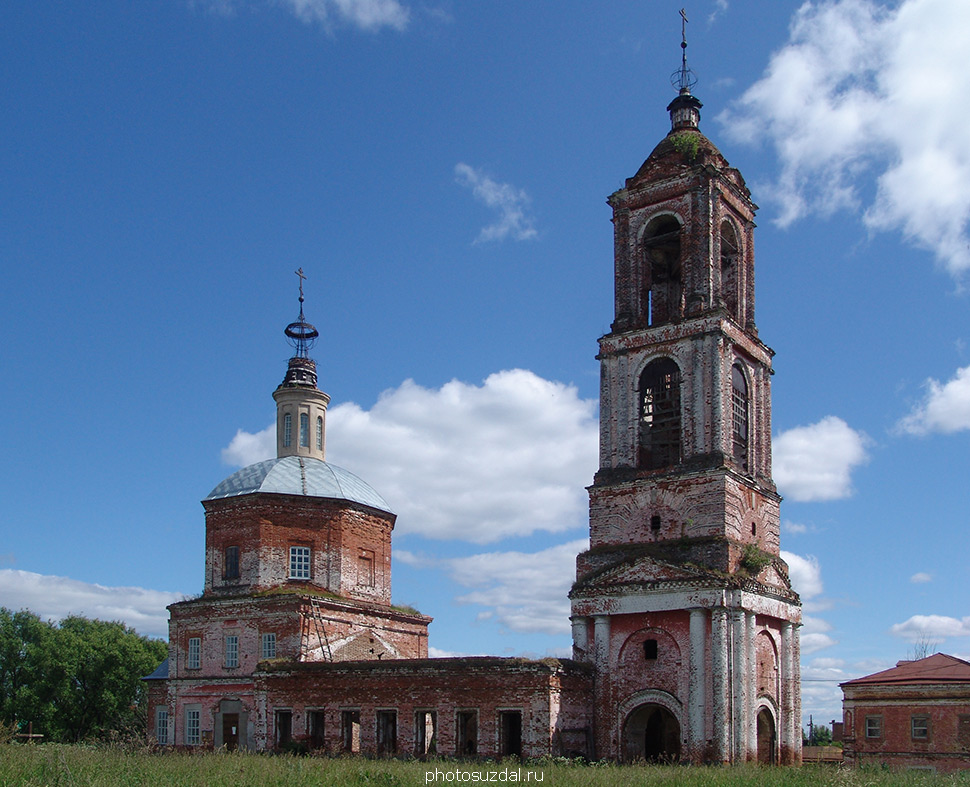 Каменная Введенская церковь с колокольней в селе Суромна Суздальского района