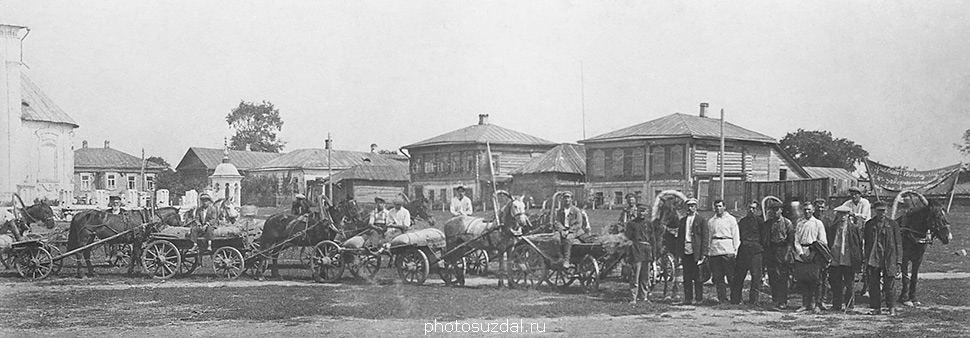 Обоз с хлебом в селе Гавриловское на старой фотографии